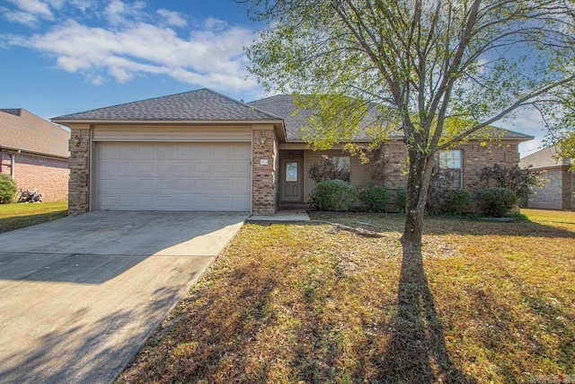 view of front facade featuring a garage and a front yard