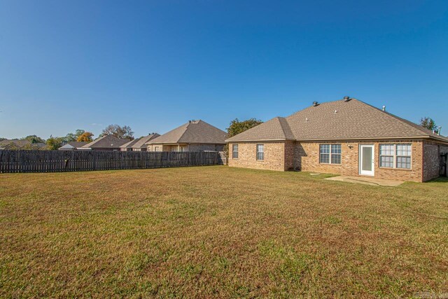 back of house featuring a lawn