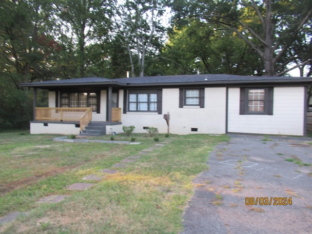 view of front facade with a front lawn