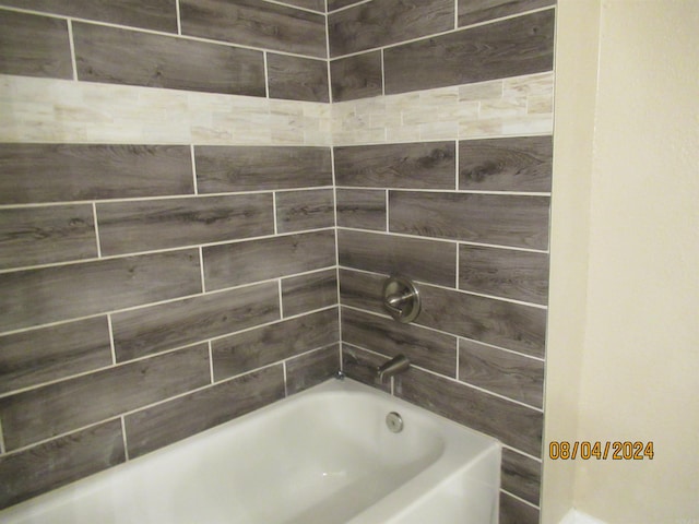 bathroom with tiled shower / bath