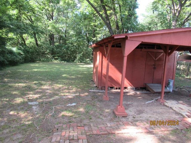 view of yard with a storage unit