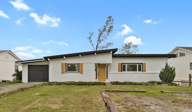 view of front of home featuring a front lawn and a garage