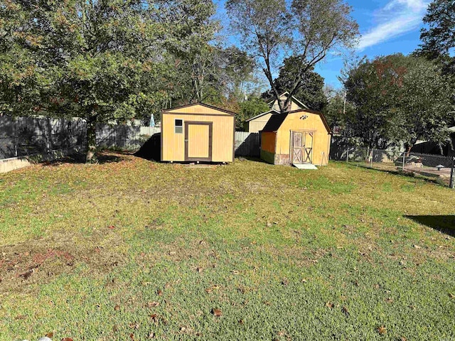 view of yard with a storage unit