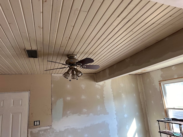 room details with ceiling fan