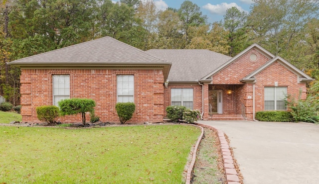 view of front facade featuring a front yard