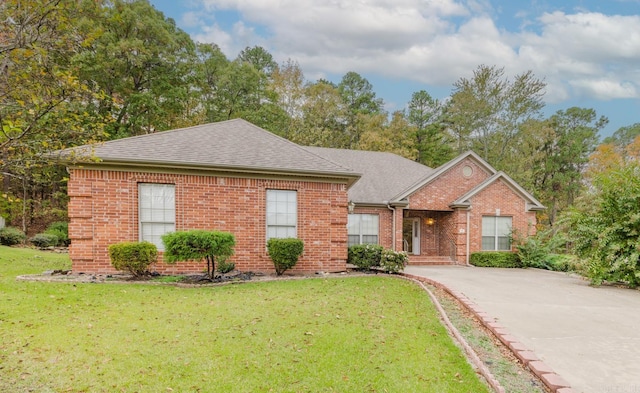 view of front of home featuring a front yard