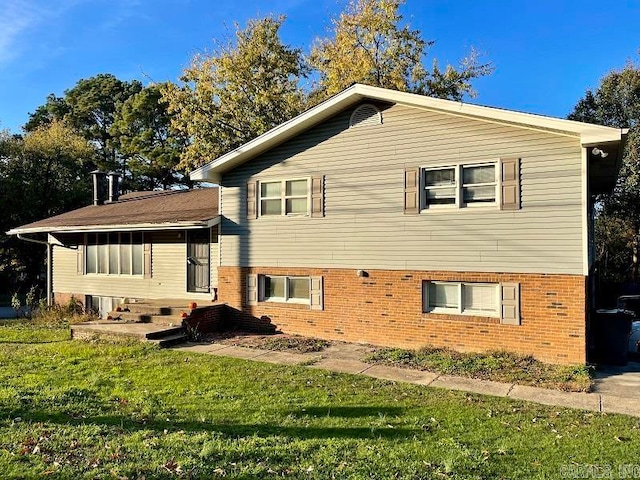 back of house featuring a lawn