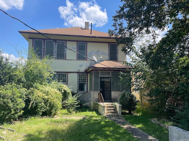 view of front facade with a front yard