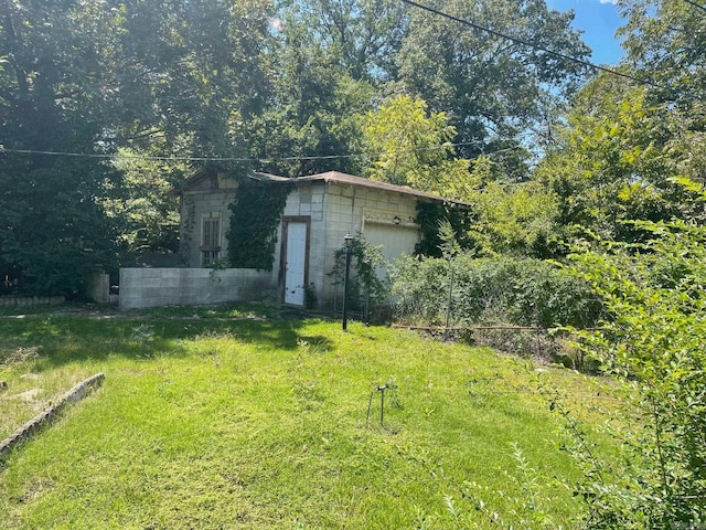 view of yard featuring a garage and an outdoor structure