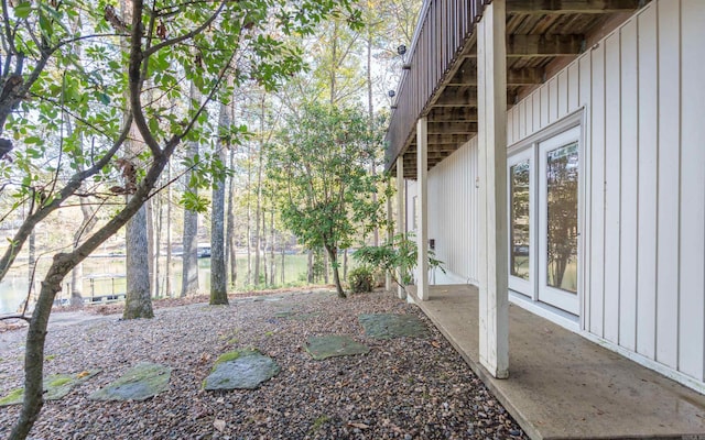 view of yard featuring a patio area