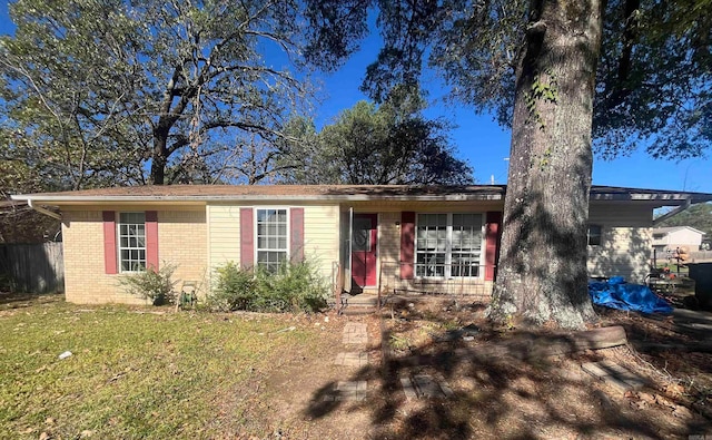 single story home featuring a front lawn