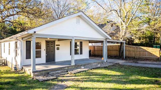 view of front of house with covered porch and a front lawn