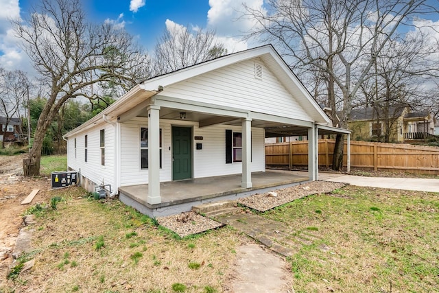 view of front of house featuring a front lawn and covered porch