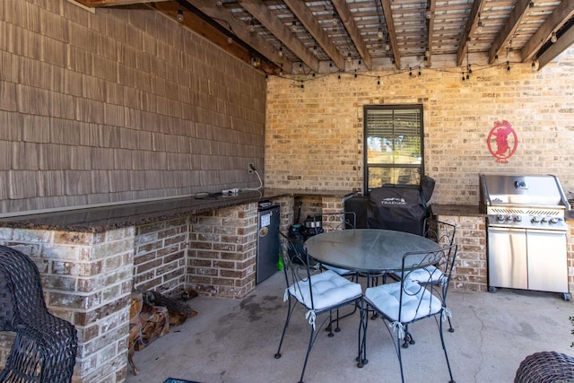 view of patio featuring an outdoor kitchen and grilling area