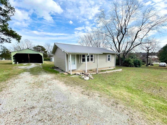 view of front of property with a front yard