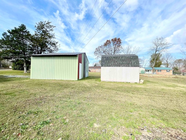 view of yard featuring a storage shed