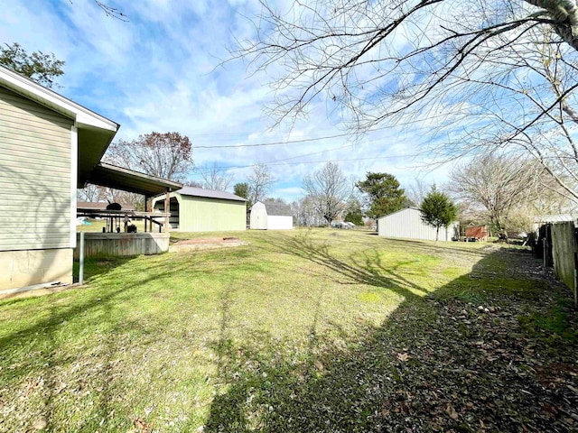 view of yard featuring a shed