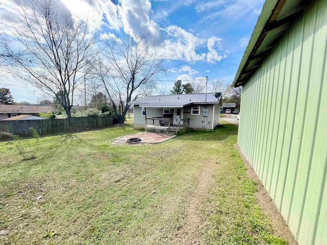 view of yard with a fire pit