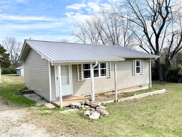 view of front of house featuring a front lawn