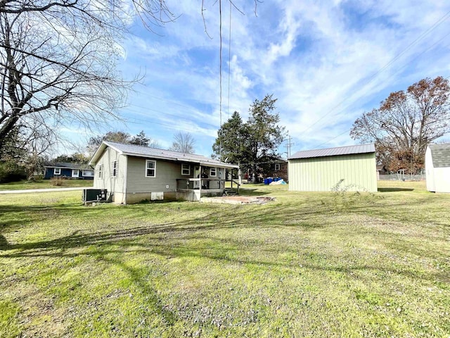 view of yard featuring cooling unit