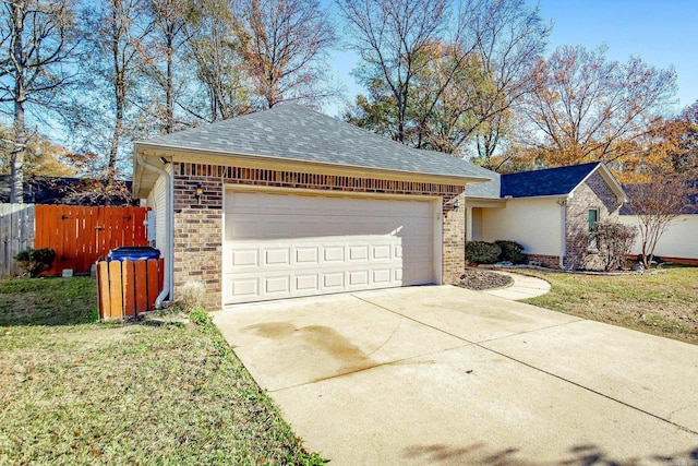 view of front facade featuring a garage and a front yard