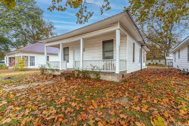 view of front of property featuring covered porch