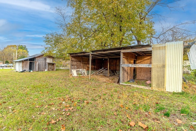 view of yard with an outdoor structure