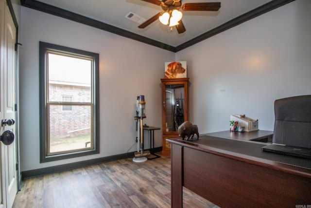 home office featuring visible vents, ornamental molding, ceiling fan, wood finished floors, and baseboards