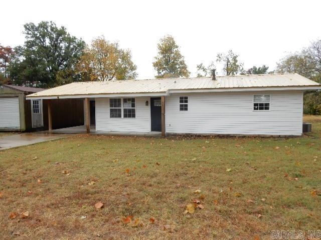 view of front facade with a front lawn