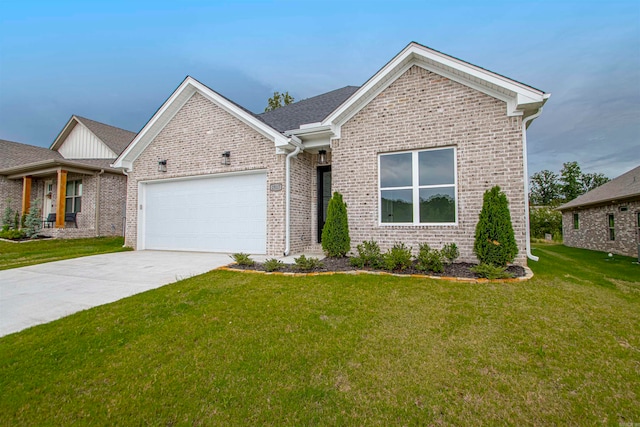 view of front facade featuring a garage and a front yard