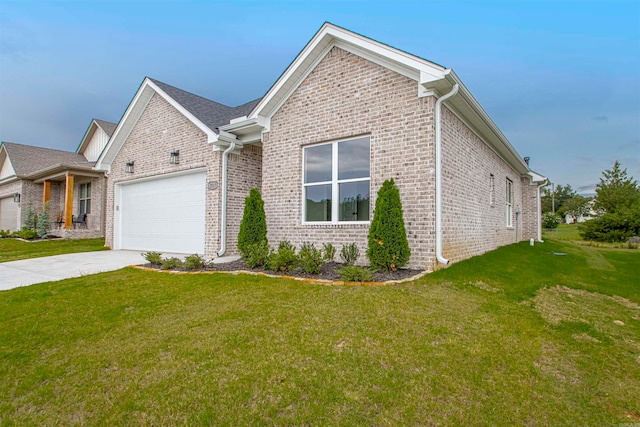 view of front of property featuring a front yard and a garage