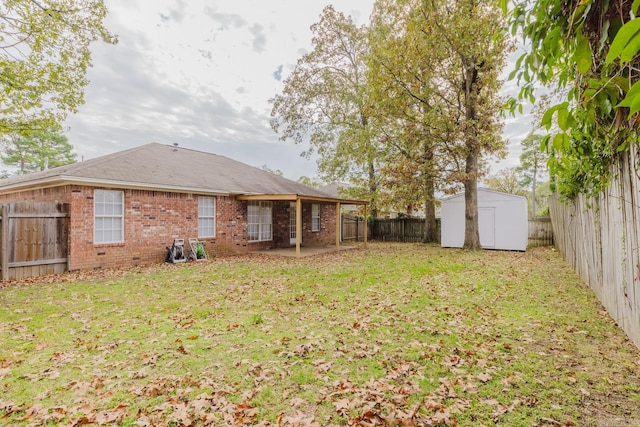 view of yard featuring a storage shed