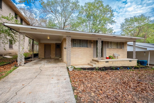 view of front facade with a carport