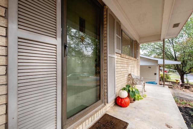 property entrance featuring a porch