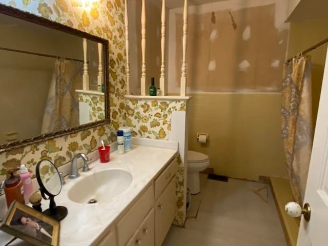 bathroom with a shower with curtain, vanity, and toilet