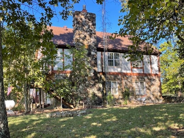 exterior space featuring a front yard