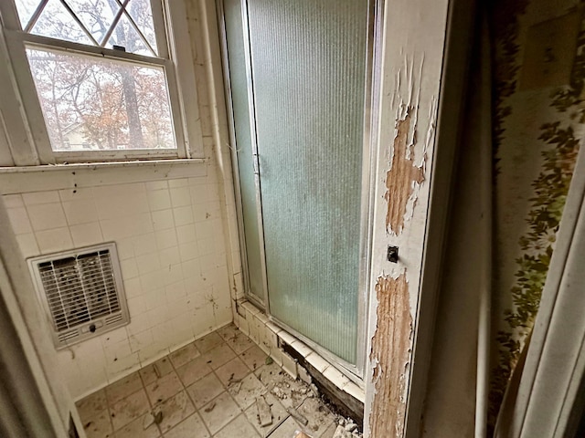 bathroom featuring tile walls