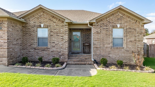 view of front of house featuring a front lawn