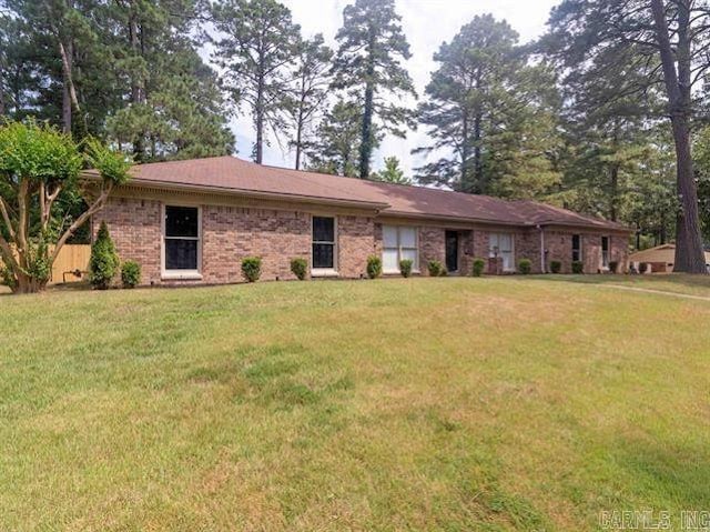 ranch-style house featuring a front lawn