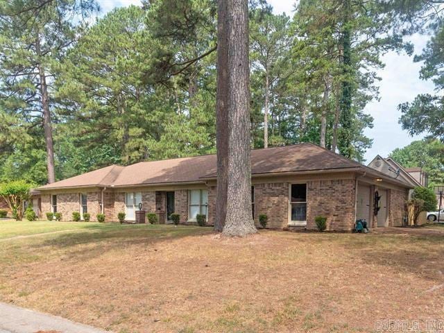 ranch-style home featuring a front lawn