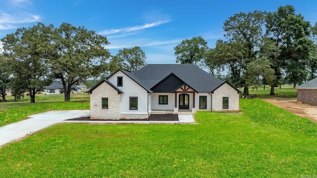 view of front of house featuring a front yard