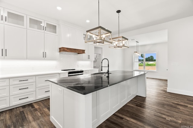 kitchen featuring a kitchen island with sink, dark wood-type flooring, white cabinets, stainless steel electric range oven, and decorative light fixtures