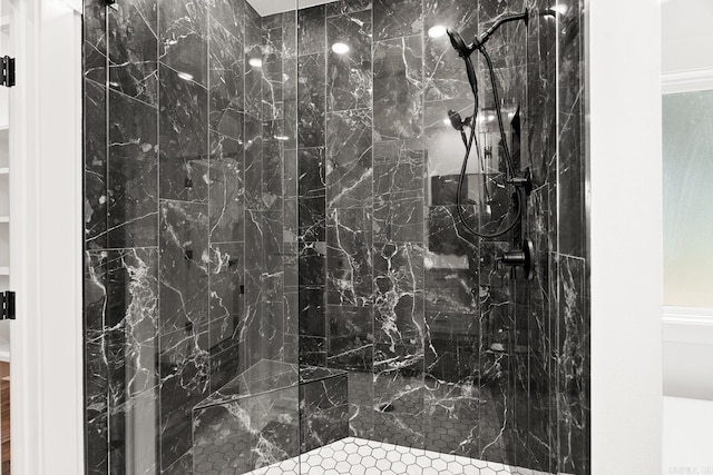 bathroom featuring a tile shower