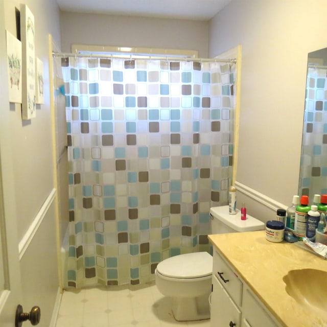 full bathroom featuring shower / bath combo, toilet, and vanity