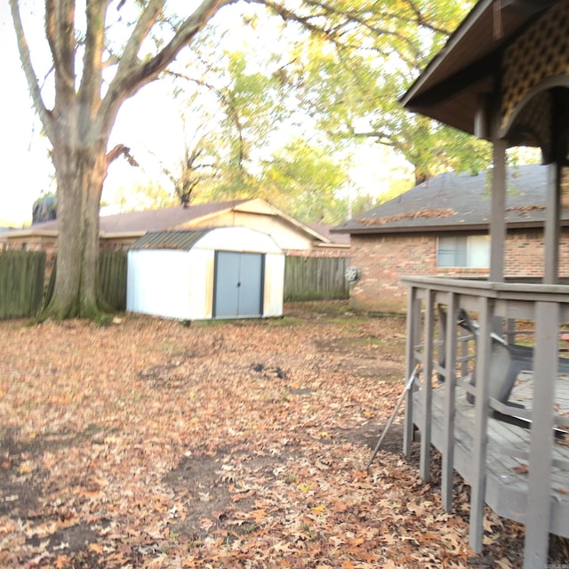 view of yard with a storage shed