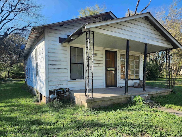 2920 Scott St, Little Rock, AR 72206 - view of front of property with covered porch and a front yard