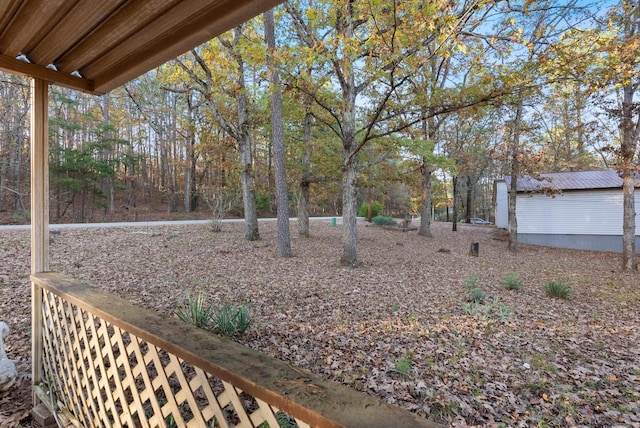 view of yard featuring an outbuilding