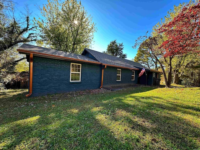 view of side of property featuring a lawn