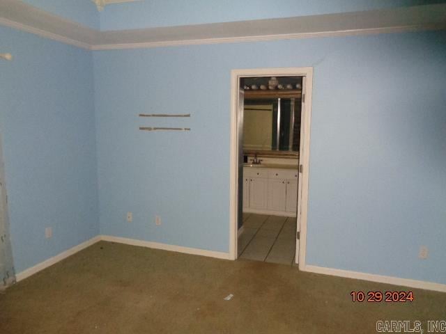 unfurnished room featuring carpet and ornamental molding