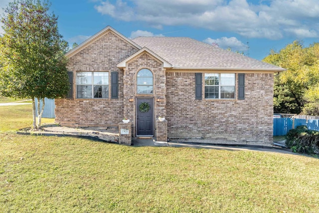 view of front facade featuring a front yard